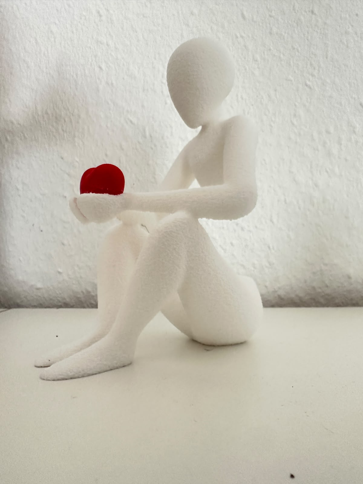 Minimalistische Figur mit rotem Herz, 3D-gedruckt