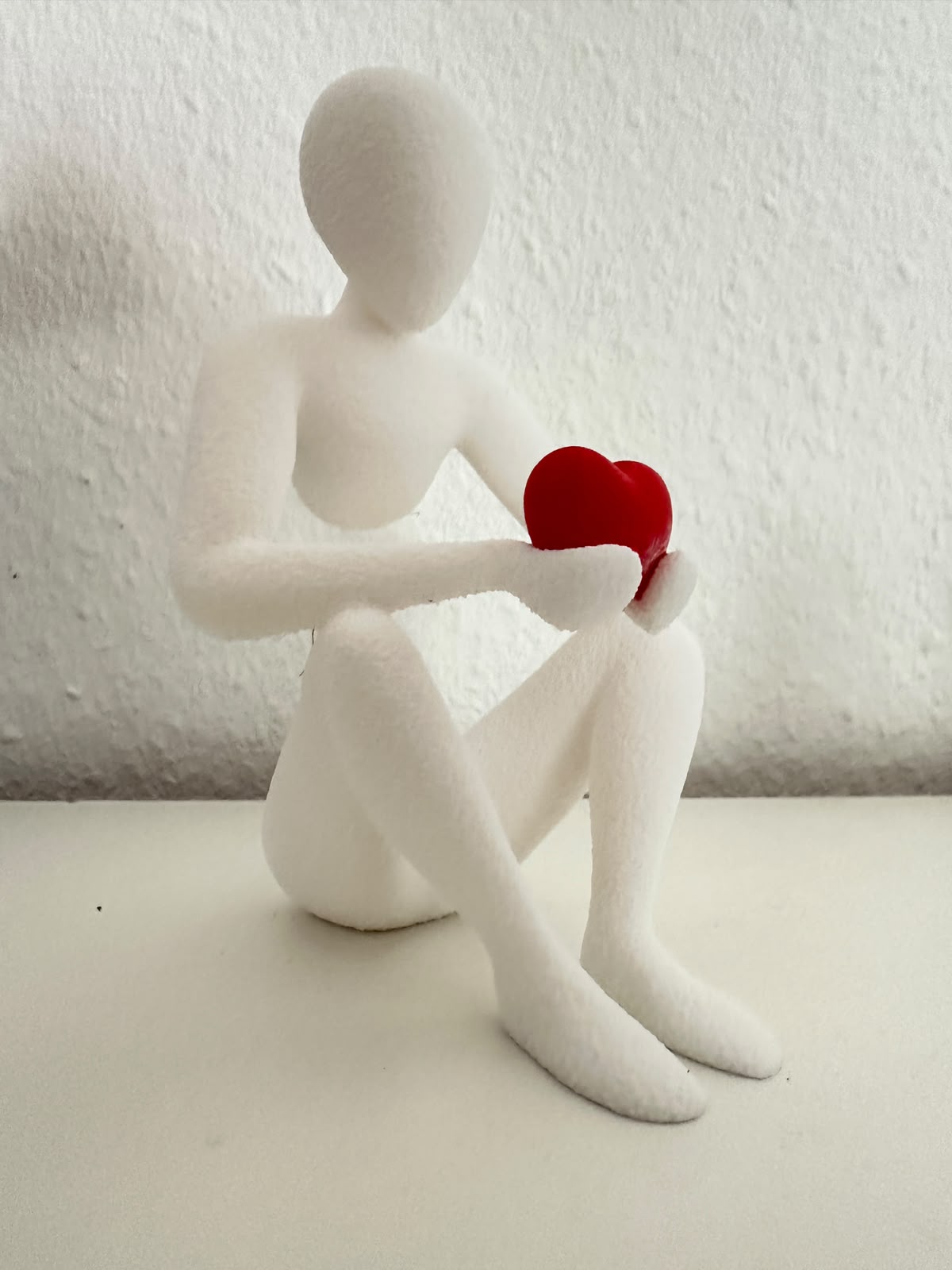 Minimalistische Figur mit rotem Herz, 3D-gedruckt